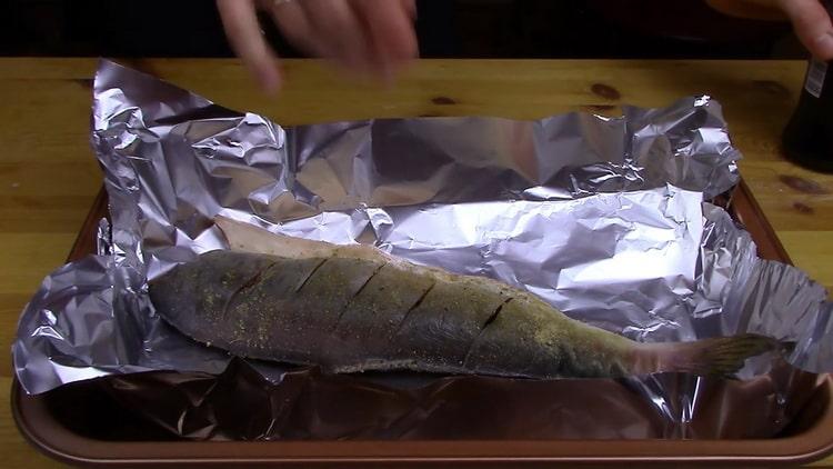 Upang lutuin ang buong rosas na salmon sa oven, ihanda ang foil