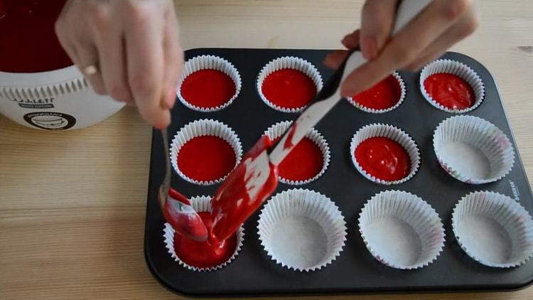 Upang ihanda ang mga pulang velvet cupcakes, ilagay ang kuwarta sa isang magkaroon ng amag