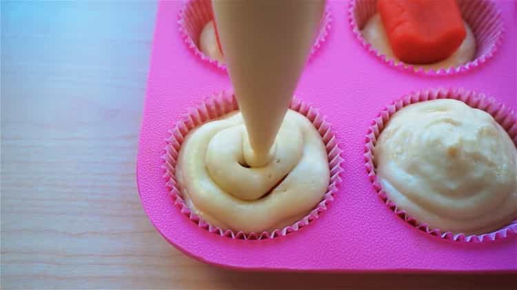 Upang makagawa ng isang cupcake, ihanda ang kuwarta