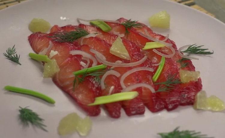 Pink salmon carpaccio - sorpresa ang iyong mga mahal sa buhay at kaibigan