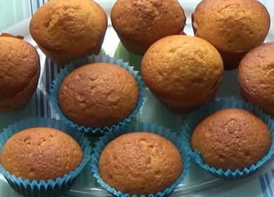 Ang mga muffins ng yogurt ayon sa isang hakbang-hakbang na recipe gamit ang mga larawan