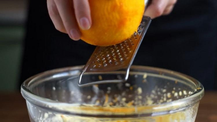 Upang makagawa ng candied fruit cake, lagyan ng rehas ang isang orange