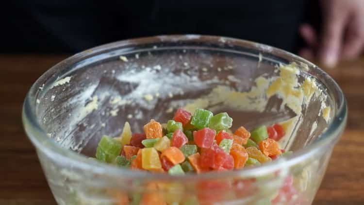 Upang makagawa ng candied fruit cake, magdagdag ng candied fruit.