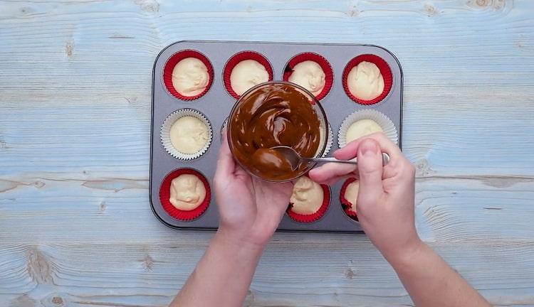 Upang makagawa ng mga cupcakes na may condensed milk, ilagay ang condensed milk sa amag