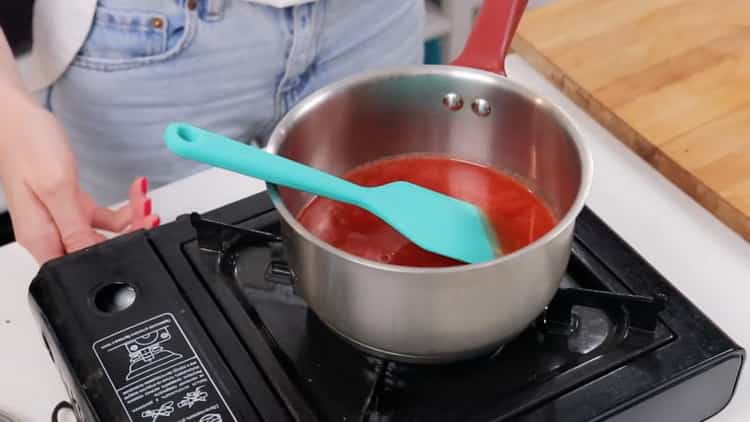 Gumawa ng jelly upang makagawa ng strawberry cheesecake