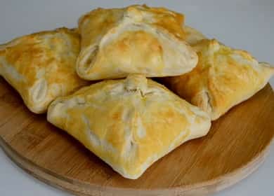 Mga sobre mula sa puff pastry na pinalamanan ng isang hakbang-hakbang na recipe gamit ang larawan