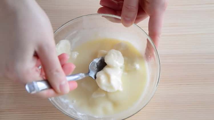 Upang makagawa ng cake, ihanda ang icing