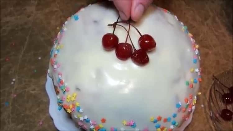 Ang cake ng Pasko ng Pagkabuhay ay handa na