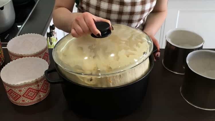 Upang makagawa ng cake na may prutas na may kendi, iwanan ang kuwarta upang tumaas