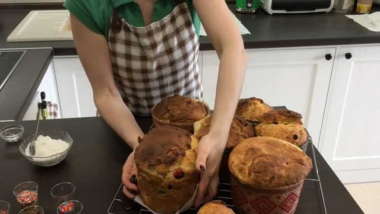 Upang makagawa ng isang cake na may mga kendi na prutas, pasanin ang oven