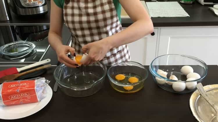 Upang makagawa ng isang cake na may mga kendi na prutas, paghiwalayin ang belkt mula sa mga yolks