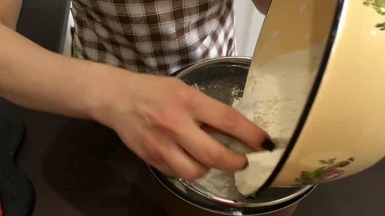 Upang makagawa ng isang cake na may mga kendi na prutas, magdagdag ng harina