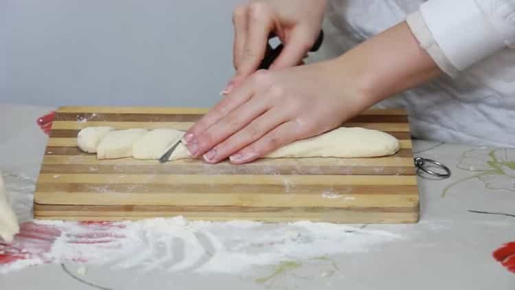 Upang makagawa ng mga tamad na dumplings, gupitin ang kuwarta