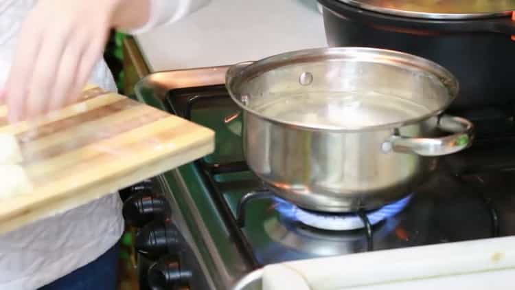 Upang makagawa ng mga tamad na dumplings, pakuluan ang tubig