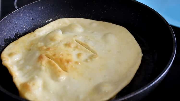 Paano malaman kung paano lutuin ang masarap na mga tortillas mula sa harina at tubig sa isang kawali