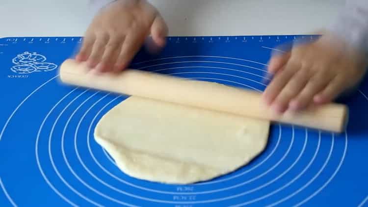 Pagulungin ang kuwarta upang makagawa ng harina ng mga tortillas sa isang kawali