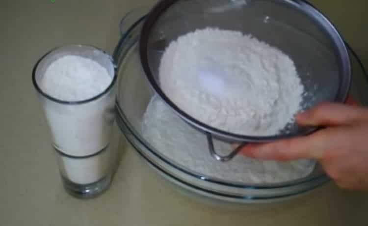 Upang makagawa ng mga cake ng kefir, mag-ayos ng harina