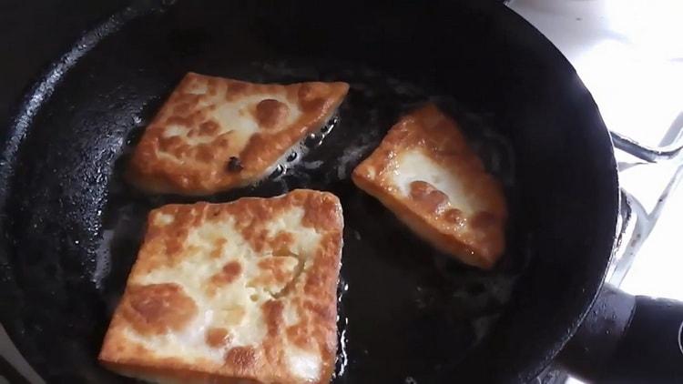 Upang makagawa ng mga flat cake sa brine, magprito ng kuwarta