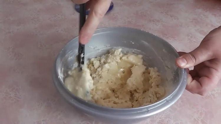 Upang makagawa ng mga flat cake sa brine, masahin ang kuwarta