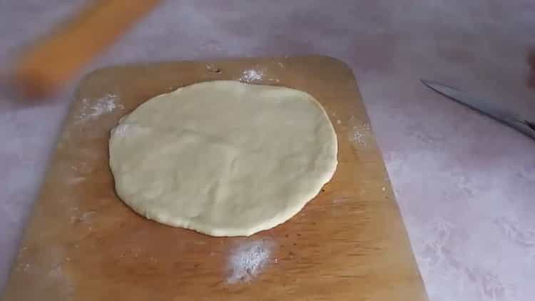 Upang makagawa ng mga flat cake sa brine, igulong ang kuwarta