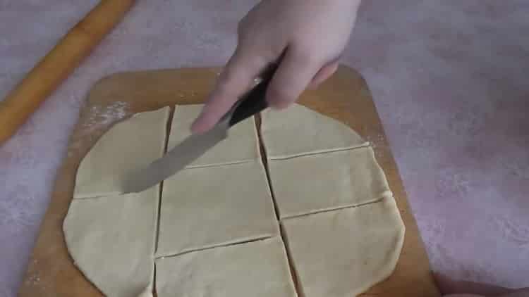 Upang makagawa ng mga flat cake sa brine, gupitin ang kuwarta