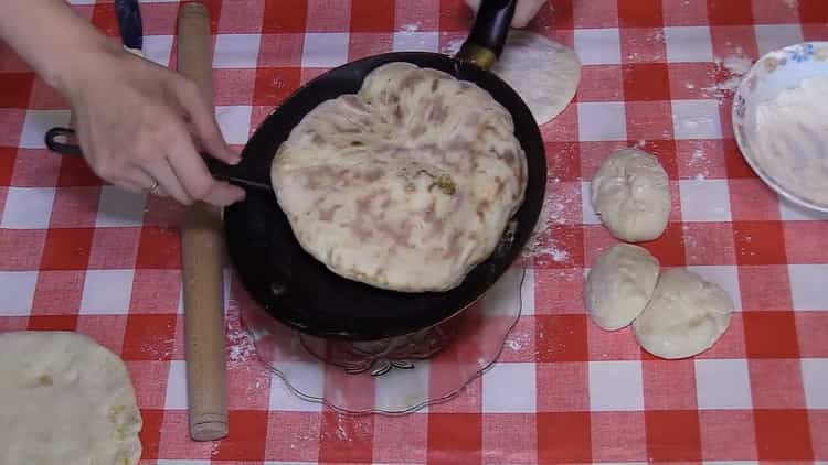 Paano malaman kung paano magluto ng masarap na cake na may patatas sa isang kawali