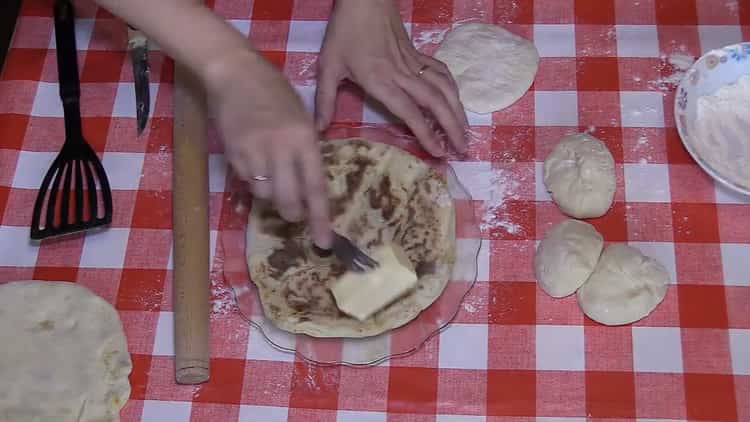 cake na may patatas sa isang kawali