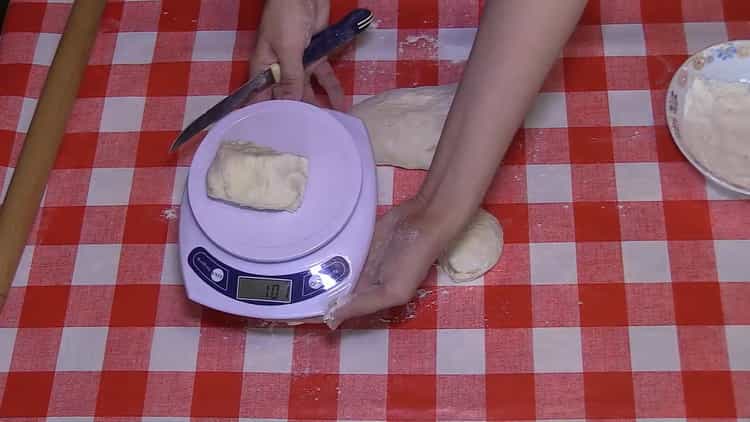 Upang makagawa ng mga flat cake na may patatas, gupitin ang kuwarta