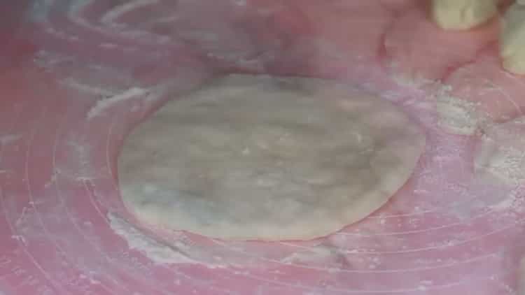 Gumulong ng pancake upang makagawa ng mga pinalamanan na cake