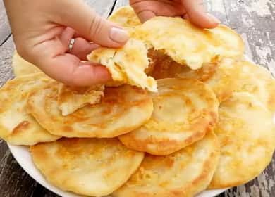 Ang mga pancake na may keso sa isang kawali: isang recipe ng hakbang-hakbang na may mga larawan