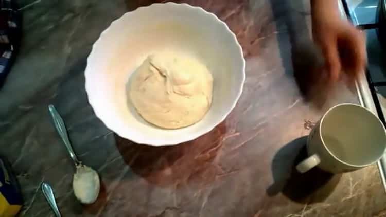 Upang makagawa ng mga Uzbek cake sa oven, masahin ang kuwarta