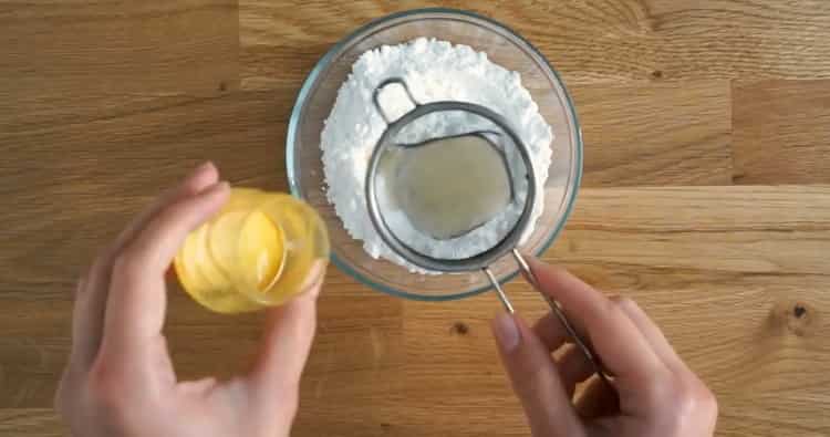 Ihanda ang icing para sa cake ng lemon.