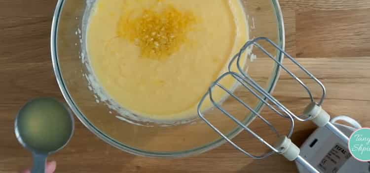 Upang makagawa ng isang lemon cake, gumawa ng isang kuwarta