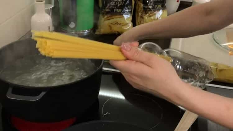 Upang ihanda ang pasta, ihanda ang lahat ng mga sangkap