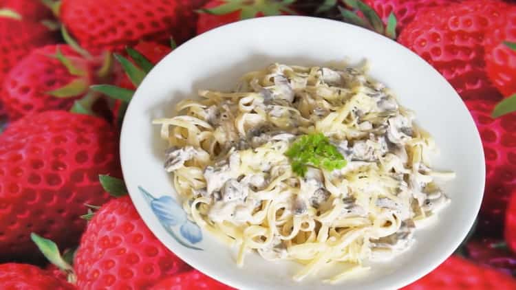 pasta na may mga kabute sa isang creamy sauce na handa na