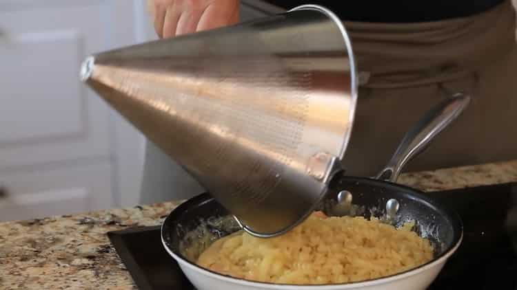 Upang makagawa ng spaghetti, ilagay ang spaghetti sa isang kawali