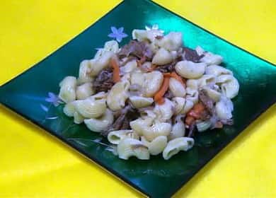 Pasta na may nilagang sa isang mabagal na kusinilya ayon sa isang hakbang-hakbang na recipe na may larawan