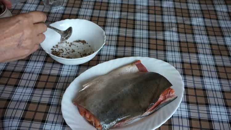 Upang makagawa ng inaswang kulay rosas na salmon, magluto ng pampalasa