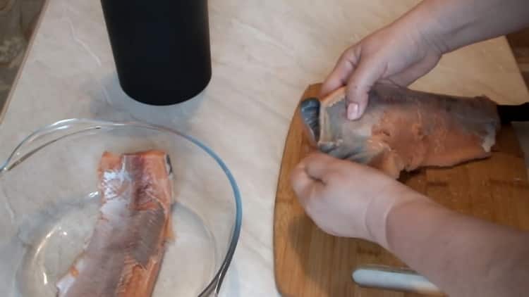 Upang magluto ng adobo na pink salmon, gupitin ang mga isda