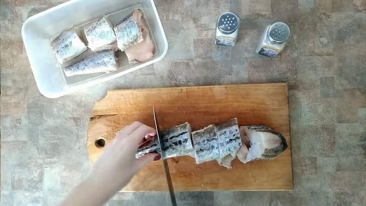 Upang magluto ng pollock na may mga gulay, gupitin ang mga isda