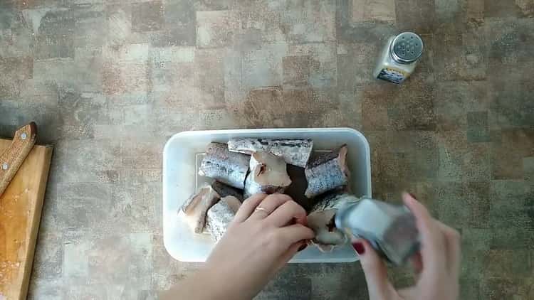 Para sa pagluluto ng pollock na may mga gulay, asin ang isda