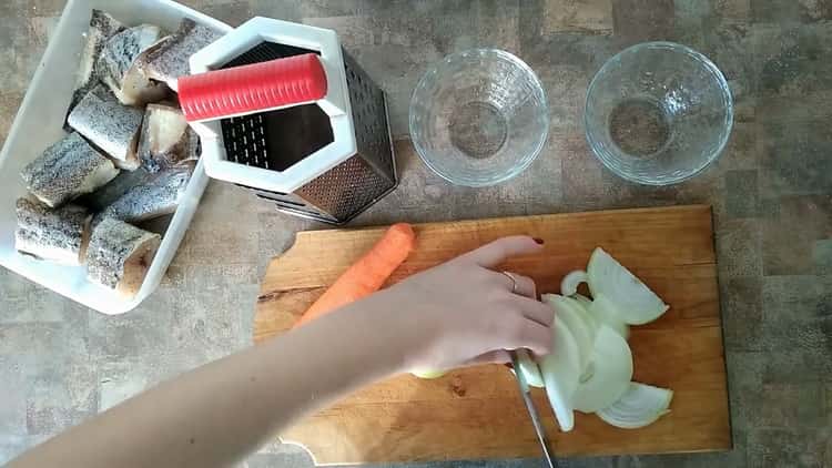 Upang ihanda ang pollock na may mga gulay, ihanda ang mga sangkap