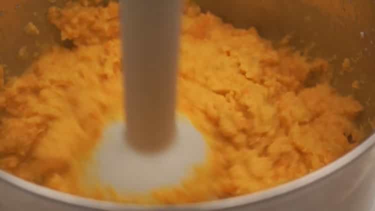 Upang ihanda ang mga toppings para sa pinirito na pie, maghanda ng isang blender