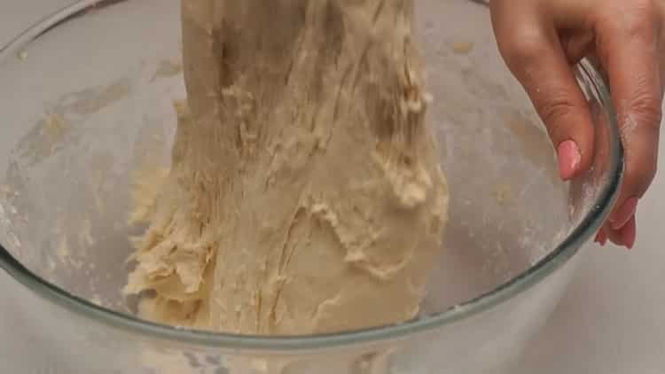 Knead ang kuwarta upang gawin ang pinirito na pastry toppings.