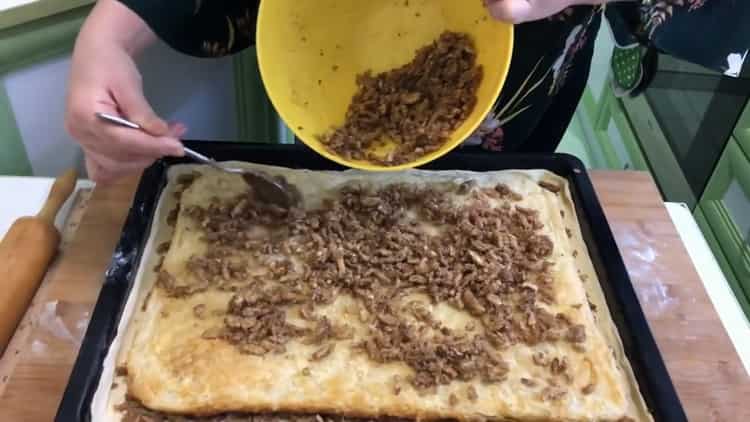 Maglagay ng mga layer para sa paggawa ng baklava mula sa puff pastry