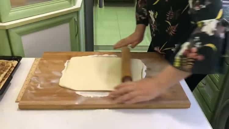 Upang makagawa ng puff pastry baklava i-roll ang kuwarta