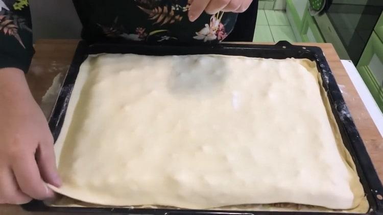 Upang makagawa ng baklava mula sa puff pastry, takpan ang tuktok na layer na may masa