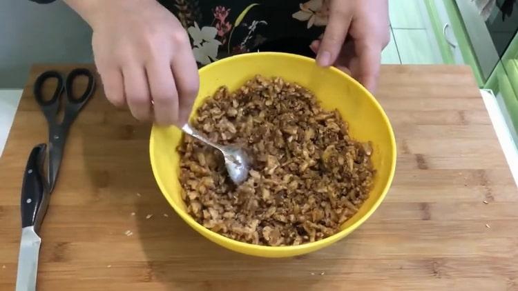 Upang makagawa ng puff pastry baklava, ihanda ang pagpuno