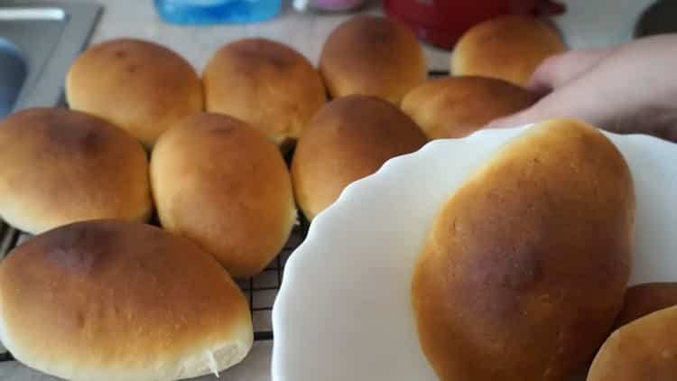 Paano malaman kung paano lutuin ang masarap na pie na may mga sibuyas at itlog sa oven