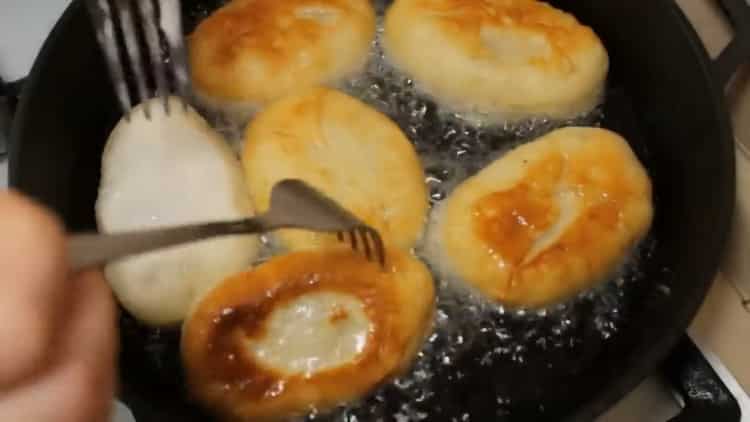 Upang makagawa ng mga patty ng karne, iprito ang mga patty